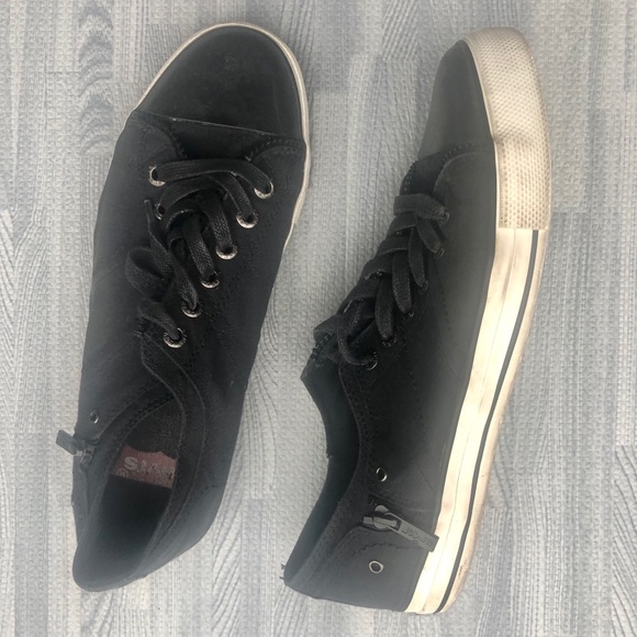 Levi's Other - Men’s black canvas Levi’s sneakers, sz 11